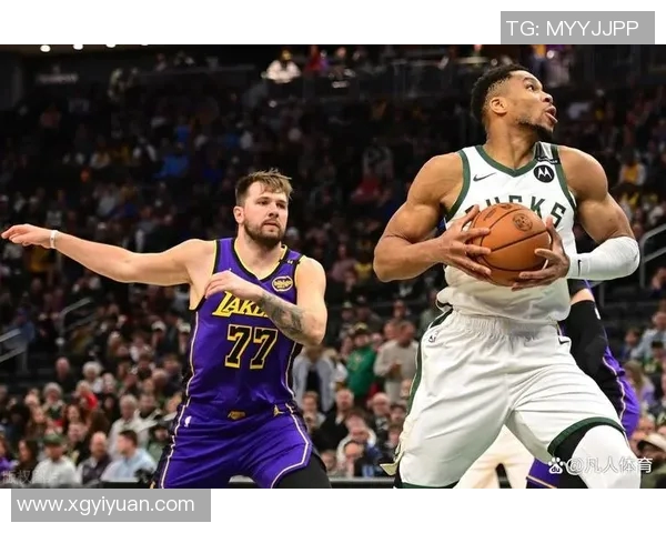 犯规无疑！东契奇弧顶造成库兹马三分犯规 雄鹿挑战失败